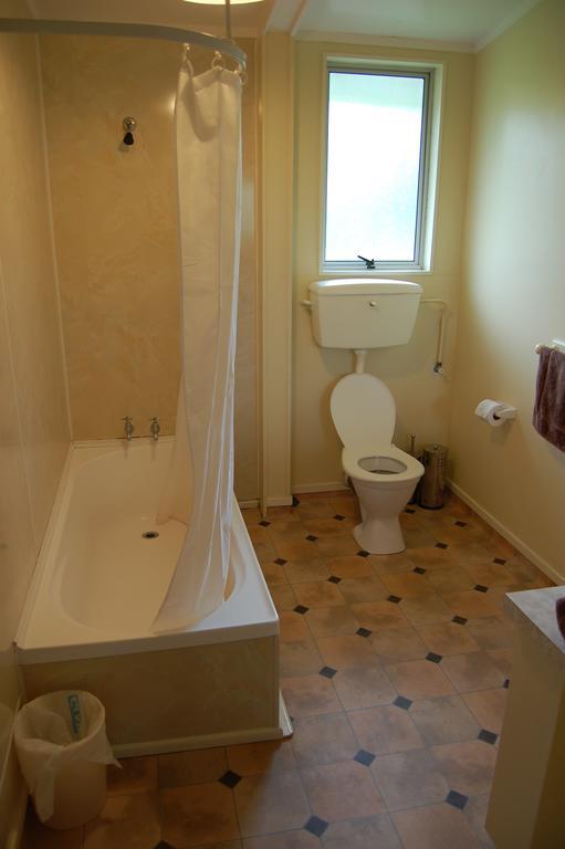 Egmont Eco Leisure Park & Backpackers Hotel New Plymouth Room photo