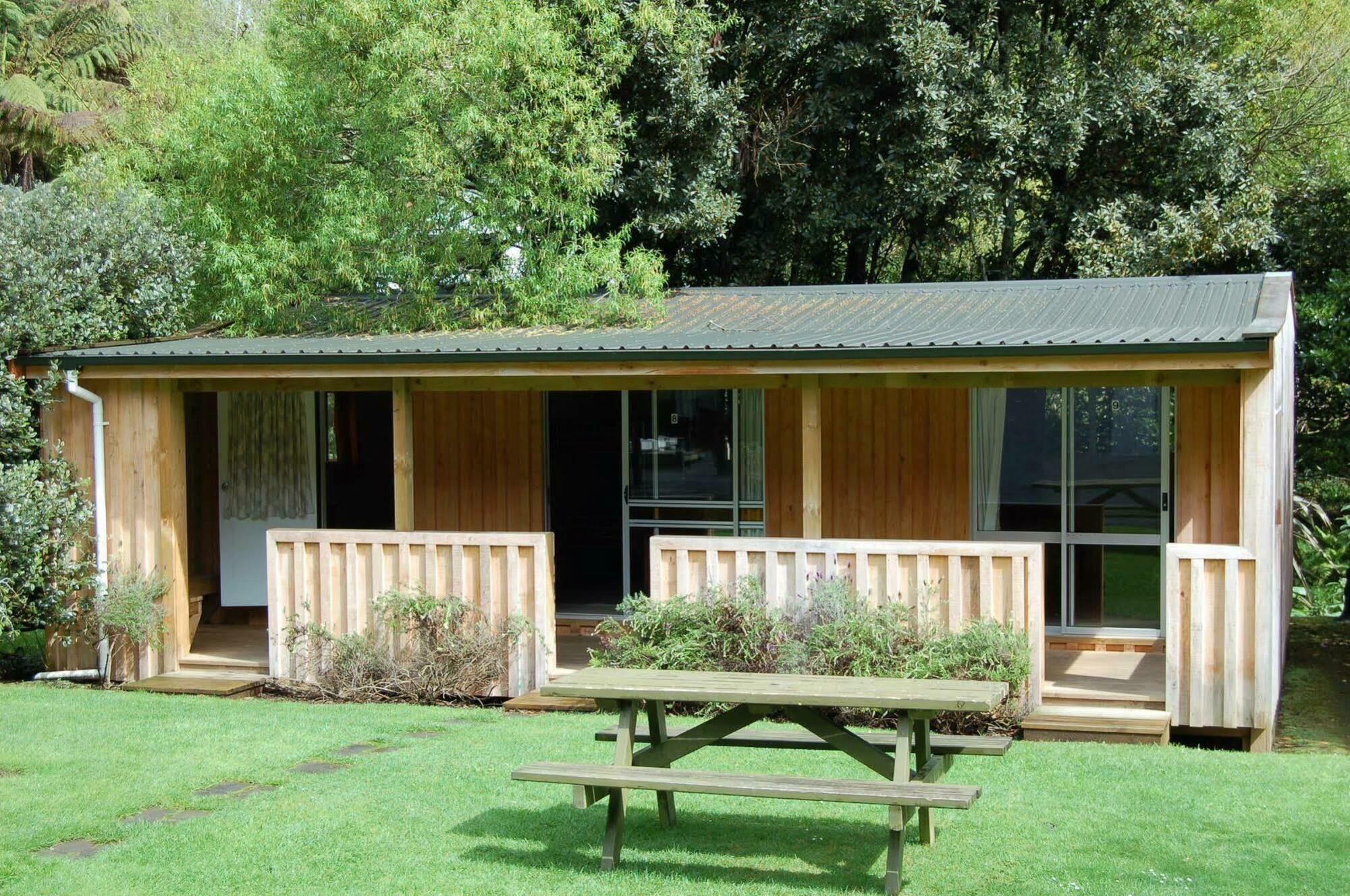 Egmont Eco Leisure Park & Backpackers Hotel New Plymouth Exterior photo